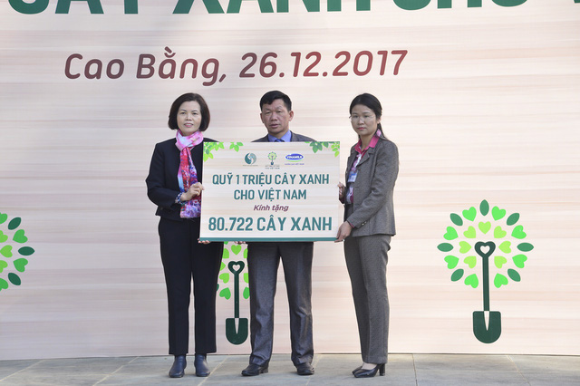 Bà Bùi Thị Hương – Giám đốc điều hành Vinamilk trao bảng tượng trưng số cây xanh được trồng tại Cao Bằng cho đại diện Ban quản lý Khu di tích và đại diện lãnh đạo xã Trường Hà