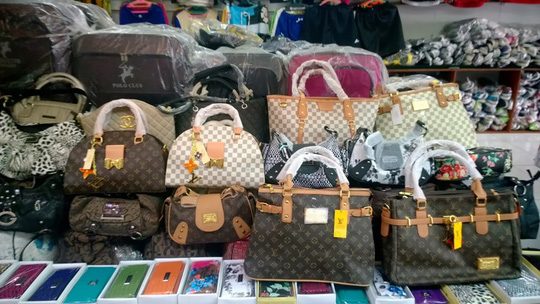 Những chiếc túi nhái được bày bán tại Trung Quốc.