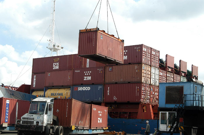 Bốc xếp hàng xuất khẩu tại cảng Sài Gòn. Ảnh Hùng Thập