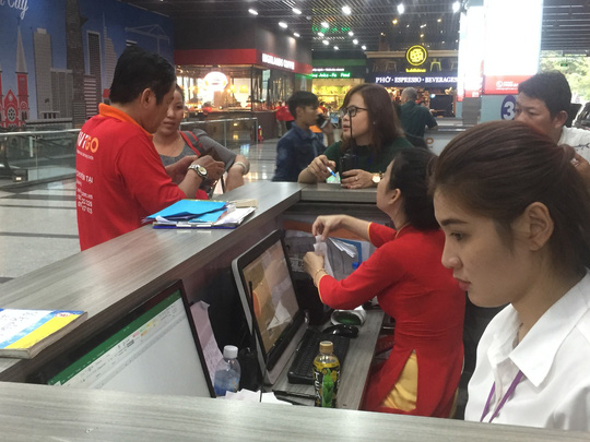 Nhân viên Avigo nhận khách và sếp tài để phục vụ khách tại sân bay Tân Sơn Nhất.