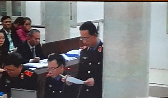 Đại diện VKSND TP Hà Nội đọc cáo trạng - Ảnh: Nguyễn Hưởng (ảnh chụp qua màn hình)