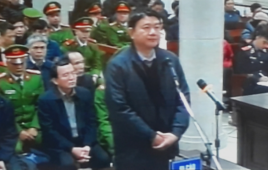 Ông Đinh La Thăng khai báo tại tòa chiều ngày 9-1 - Ảnh: Nguyễn Hưởng (ảnh chụp qua màn hình)