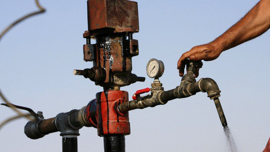 Giá dầu thế giới hôm 10-1 đạt mức cao nhất kể từ năm 2014 Ảnh: REUTERS