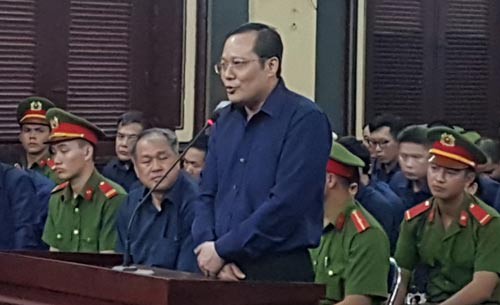 Bị cáo Trầm Bê (trên) và ông Phan Huy Khang trả lời HĐXX trong phiên xử ngày 10-1Ảnh: CÁT ĐẰNG