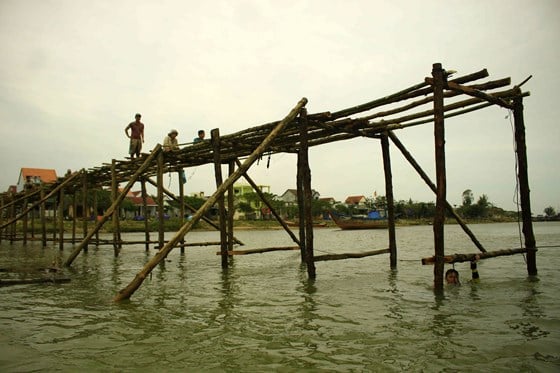 Chiếc cầu bắc qua sông Trà Bồng đã hoàn thành 1/3 chặng đường. Ảnh: NGUYỄN TRANG
