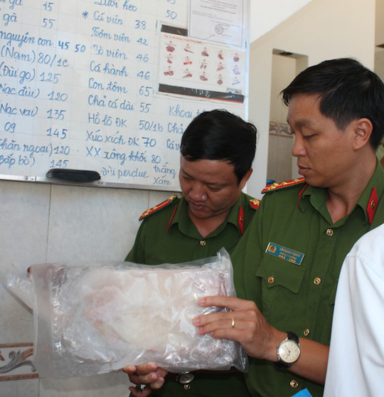 Lực lượng chức năng kiểm tra thực phẩm tại cơ sở Vinh Phú vào ngày 12-1. Ảnh: Công an cung cấp
