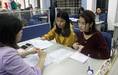 Sinh viên đến tìm việc làm thêm tại Trung tâm dịch vụ việc làm Hà Nội. 