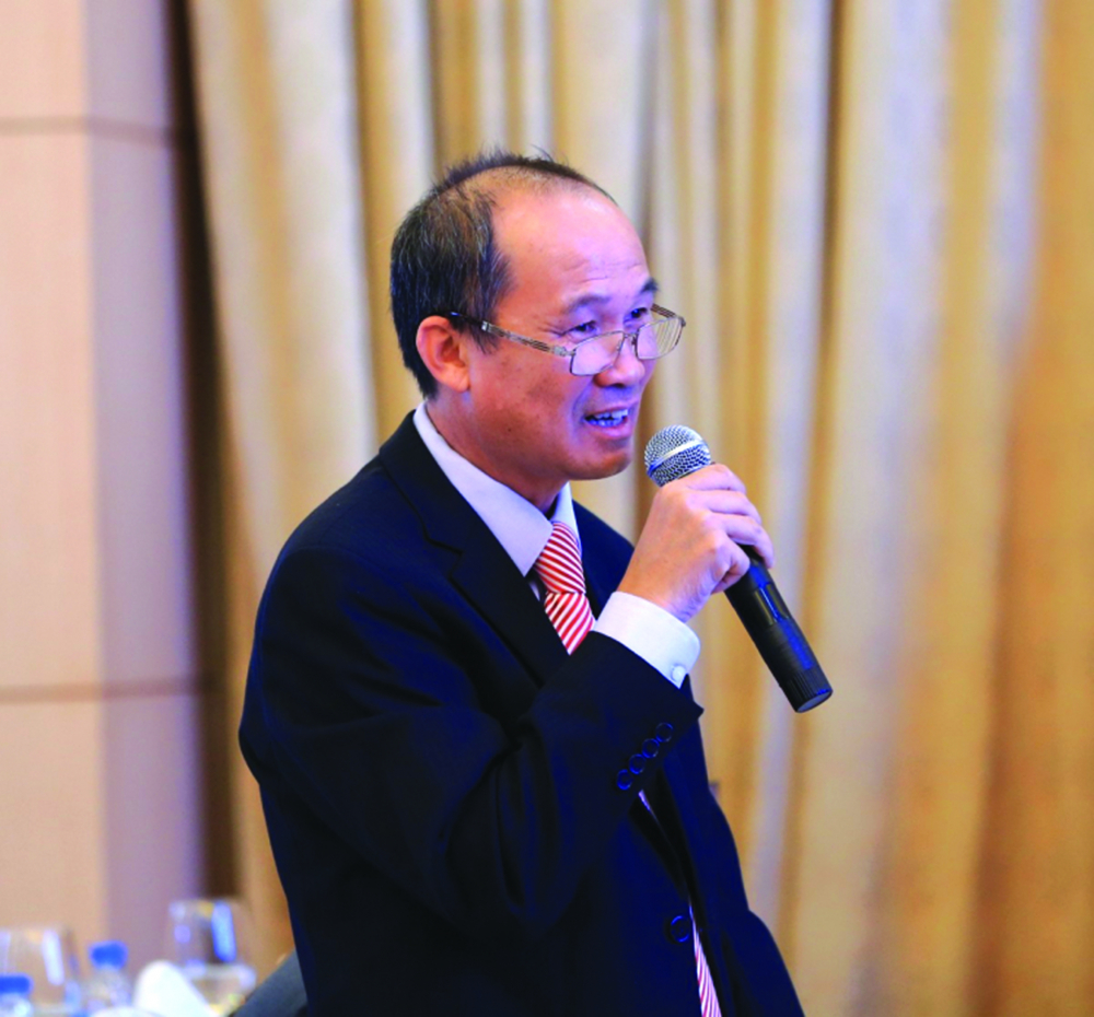 Vừa ngồi vào ghế Chủ tịch HĐQT Sacombank, ông Dương Công Minh đã thông qua cơ chế thưởng theo kết quả kinh doanh cho các đơn vị đạt thành tích xuất sắc, cũng như thưởng 1 tháng lương cơ bản và nâng cao chính sách lương, phúc lợi cho hơn 17.000 nhân viên.
