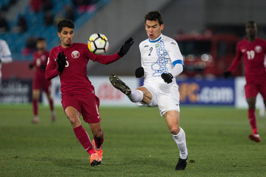 Rustamjon Ashurmatov (phải) trong trận thua U23 Qatar ở vòng bảng