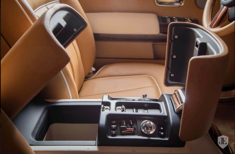 Hiện tại, chiếc Rolls-Royce Phantom Coupe Tiger Edition được rao bán với giá 550.000 USD, giảm đáng kể so với mức giá 680.000 USD cách đây 2 năm. Khi mua xe, chủ nhân kế tiếp vẫn còn 9 tháng bảo hành và hợp đồng dịch vụ cho siêu phẩm này.