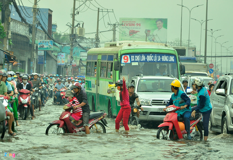 Theo ghi nhận, cửa ngõ phía Tây Sài Gòn ngập sâu. Trên quốc lộ 1, nước ngập gây ách tắc giao thông nhiều giờ. Xe cộ chết máy hàng loạt.