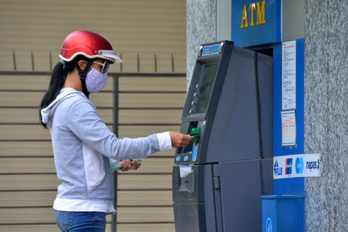 Đẩy mạnh thanh toán điện tử sẽ góp phần giảm tải cho hệ thống ATM dịp Tết Ảnh: TẤN THẠNH