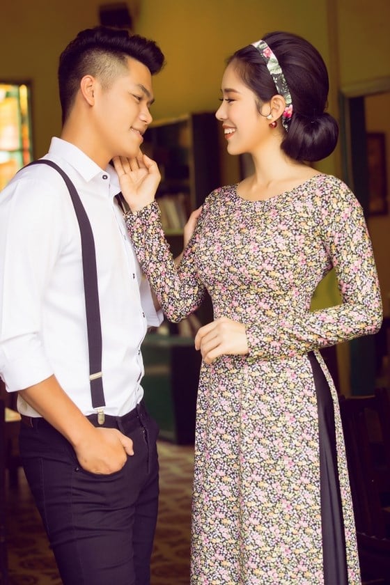 Hai vợ chồng cũng rất thích thú với áo dài Cô bông Sài Gòn