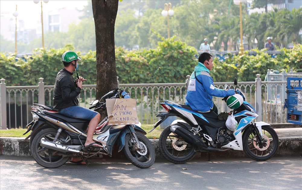 Ngay từ sáng sớm dọc đường Trường Sa, Hoàng Sa quận Tân Bình một số người dân tranh thủ treo bảng bán cá phóng sinh tại chỗ. Ảnh: Ngọc Tiến