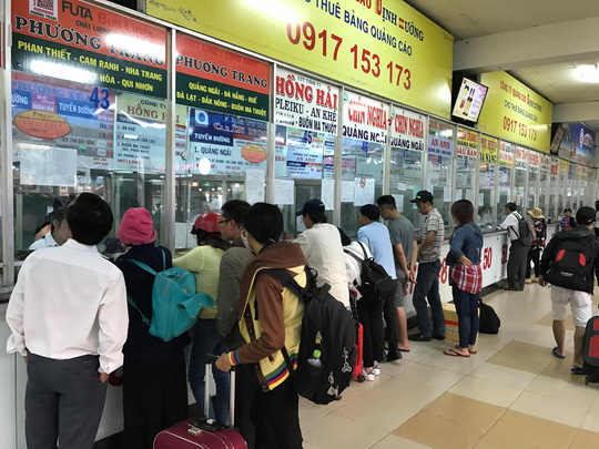 Hành khách mua vé xe Tết tại Bến xe Miền Đông chiều 7-2