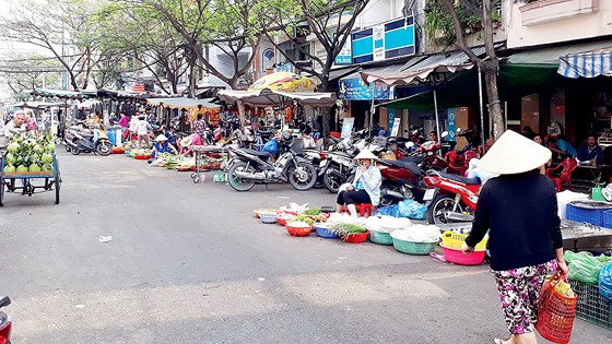 Nhiều người bày bán chiếm dụng lòng đường Lê Văn Linh (quận 4)