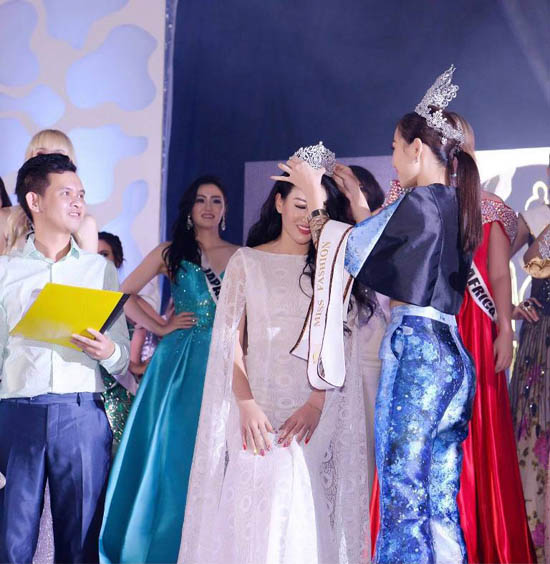 Trong cuộc thi này Valentines Vân Nguyễn đã đoạt một lúc 3 giải gồm: Hoa hậu châu Á, Hoa hậu Thời trang và giải Hoa hậu có quốc phục đẹp nhất.