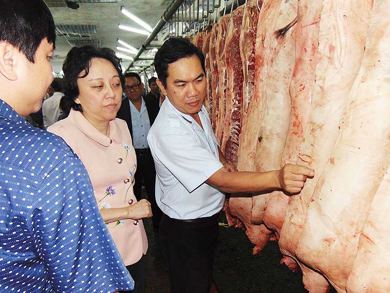 Bà Phạm Khánh Phong Lan đang giám sát thịt heo kinh doanh trong chợ đầu mối Hóc Môn (TP.HCM). Ảnh: TRẦN NGỌC