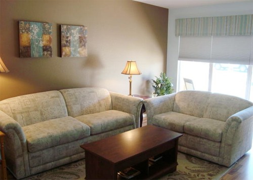 Nhiều người vội mua sofa vì ham rẻ mà không tính tới sự phù hợp của bộ ghế trong phòng khách. Ảnh minh họa: UHP.