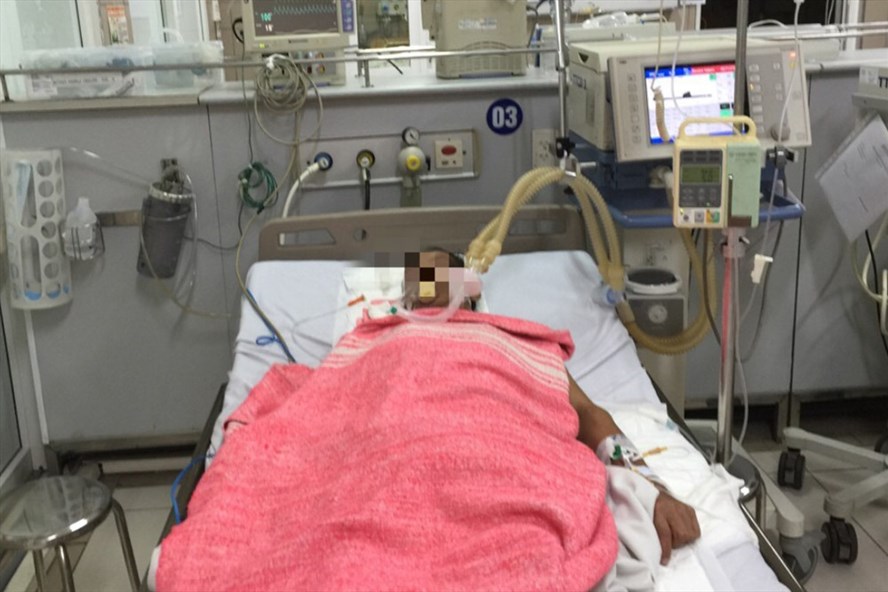 Một bệnh nhân ngộ độc rượu đang điều trị tại bệnh viện Bạch Mai. Ảnh: PV