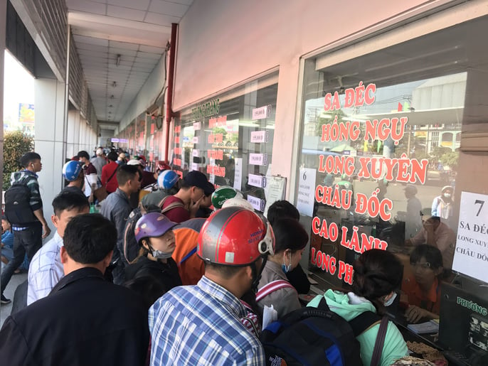 Hành khách tập trung đông nghẹt khu vực doanh nghiệp tự bán vé để mua vé về quê nghỉ Tết