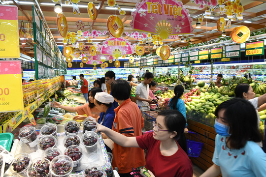 Nhiều mặt hàng trái cây, rau củ tại siêu thị đang giảm giá mạnh