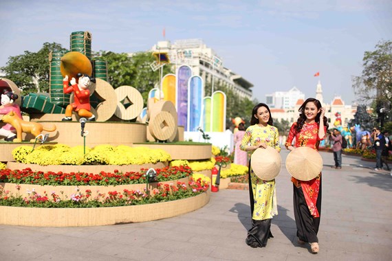 Hoa hậu sắc đẹp Việt toàn cầu Bùi Như Ý (phải) và người mẫu Trần Dương dạo bước trên Đường hoa Nguyễn Huệ
