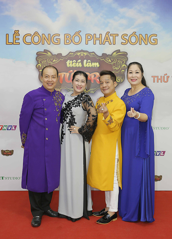 Bốn vị thánh hài 'Tiếu Lâm Tứ Trụ', từ trái qua, NSƯT Đức Hải, Thanh Thủy, Minh Nhí, NSND Hồng Vân