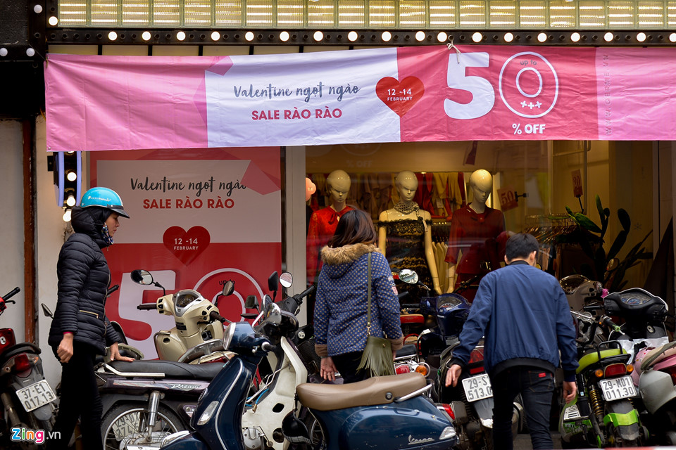 Trên các khu phố mua sắm sầm uất ở Hà Nội, chỉ có một vài cửa hàng bán quần áo, giày dép treo biển về ngày Valentine. 