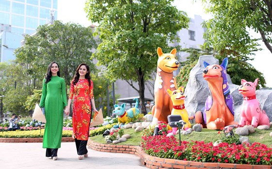 Người mẫu Hoài Nhi và Hoa hậu sắc đẹp Việt toàn cầu Bùi Như Ý dạo bước trên Đường hoa Nguyễn Huệ.
