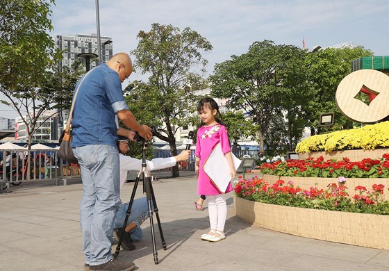 Các phóng viên phỏng vấn một cô bé 