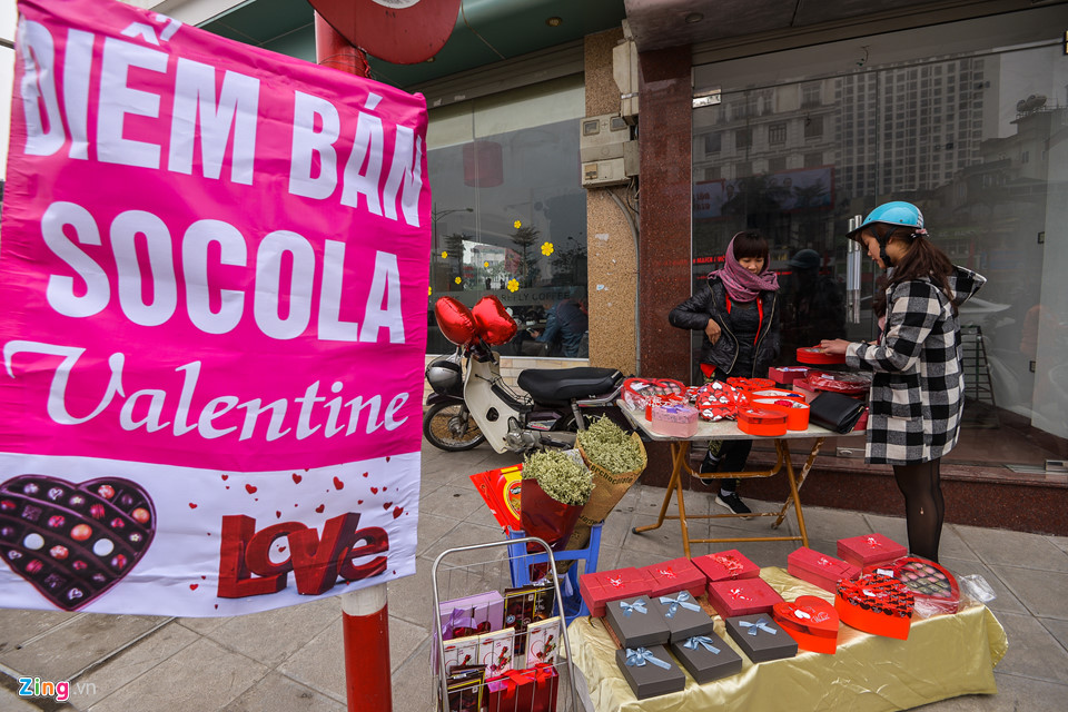 Tại một điểm bán hàng trên đường Nguyễn Trãi (Thanh Xuân), chị Mai Hiên lạc quan: “Đây là năm thứ 3 tôi bán quà Valentine. Các năm trước đến đúng ngày lễ có rất nhiều người mua. Mong là năm nay cũng thế”. 