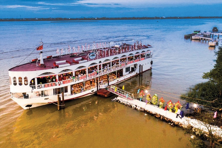 Một doanh nghiệp ở Nghệ An đầu tư 2 triệu USD mua du thuyền với mục tiêu làm sống lại ca trù xứ Nghệ trên quê hương đại thi hào Nguyễn Du. Ảnh: Sĩ Minh.