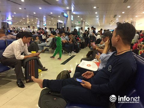 Nhiều chuyến bay bị delay khiến hành khách chờ đợi mệt mỏi.