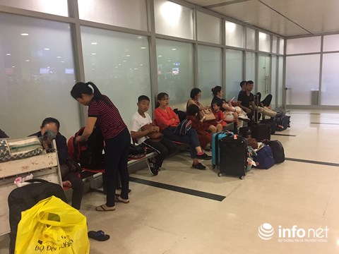 Nhiều chuyến bay từ TP.HCM đi các tỉnh thành như Hà Nội, Đà Nẵng, Pleiku... bị đổi giờ vì máy bay về trễ.