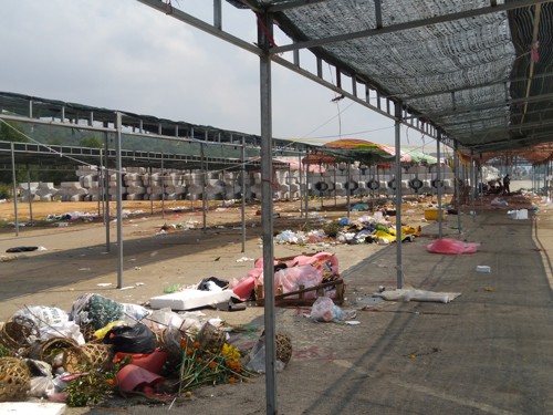 Rất nhiều rác tại khu vực Hội chợ hoa Phú Quốc và khu vực bắn pháo hoa đêm giao thừa mừng Xuân trên đường băng sân bay Phú Quốc cũ (huyện đảo Phú Quốc, tỉnh Kiên Giang) Ảnh: ANH THY
