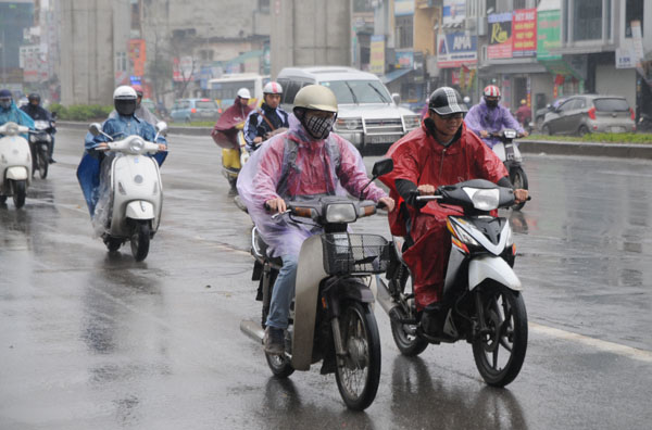 Thời tiết ở Hà Nội và một số tỉnh Bắc Bộ có mưa phùn, sương mù khiến trời nồm ẩm. (ảnh minh họa: Tất Định).