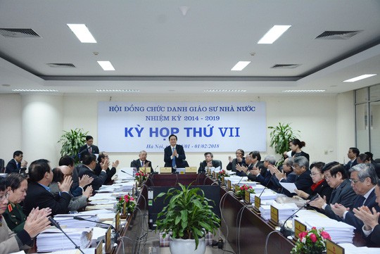 Chủ tịch Hội đồng Chức danh giáo sư nhà nước, Bộ trưởng Phùng Xuân Nhạ trong một cuộc họp của hội đồng Ảnh: HĐCDGSNN