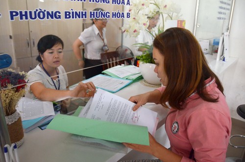 Người dân đến làm thủ tục giấy tờ nhà đất tại UBND quận Bình Tân, TP HCM Ảnh: TẤN THẠNH