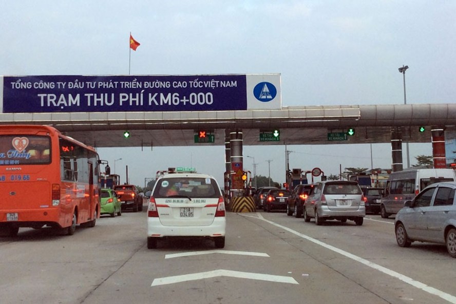 Trạm thu giá có dừng trên cao tốc Hà Nội - Lào Cai khá đông.