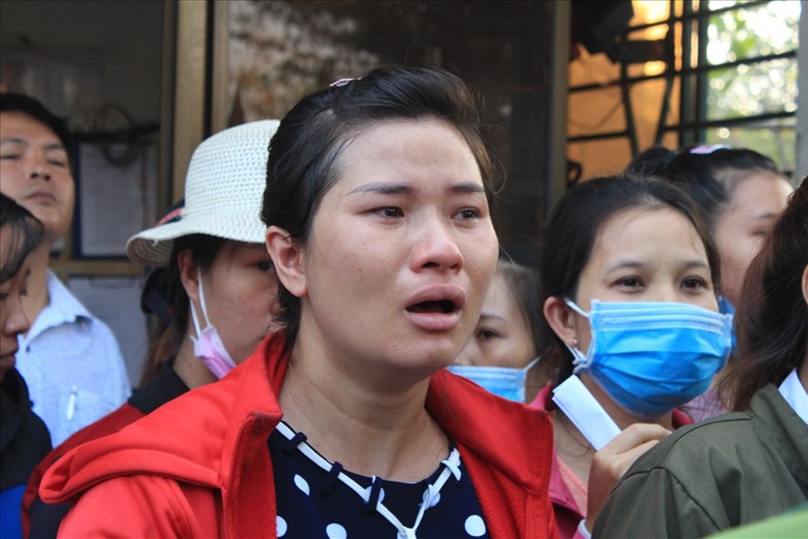 Công nhân Trần Thị Nhung khóc nức nở tại buổi hướng dẫn làm thủ tục