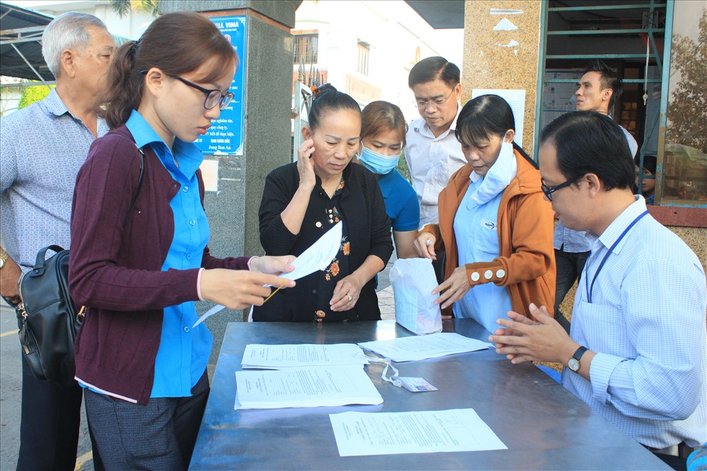 Cán bộ công đoàn của LĐLĐ tỉnh Đồng Nai cũng có mặt từ sớm để giúp đỡ công nhân thực hiện các thủ tục pháp lý.