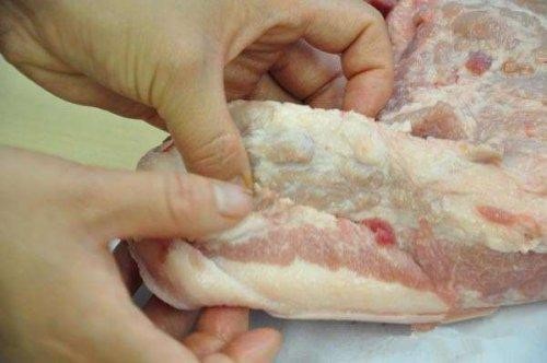 Không nên ăn những mụn thịt ở phần cổ lợn. Ở vùng cổ lợn thường có những mụn thịt tối màu, hoặc màu vàng, màu đỏ lẫn trong lớp mỡ.