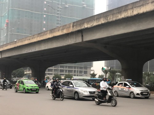 Lãnh đạo Bộ GTVT khẳng định phải quản lý Uber, Grab như taxi bởi bản chất đây chính là taxi công nghệ. Trong ảnh: Taxi truyền thống hoạt động trên địa bàn Hà Nội