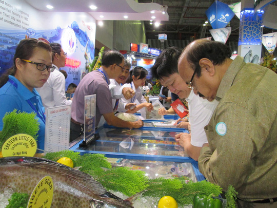 Khách quốc tế tìm hiểu các loại thủy sản Việt Nam tại một triển lãm quốc tế tổ chức ở TP HCM Ảnh: NGỌC ÁNH
