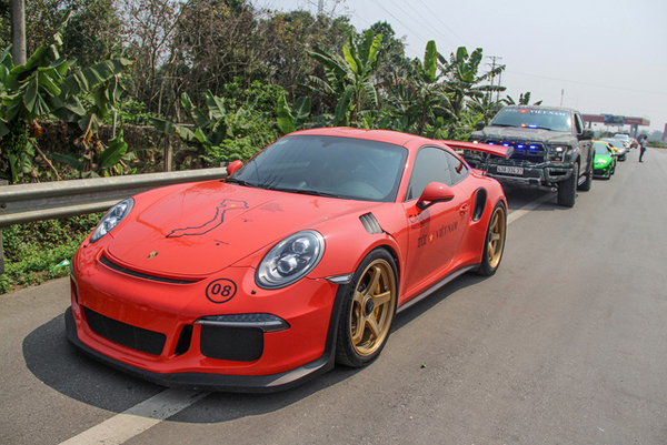 Trong hành trình Car & Passion năm nay, Cường Đô la đã trực tiếp cầm lái chiếc xe Porches 911 GT3 RS dẫn đầu đoàn xe từ Hà Nội tới Sapa.