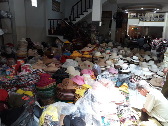 Hàng ngàn chiếc nón đủ loại bị phát hiện tại cơ sở này