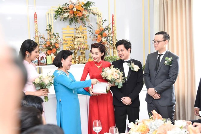 Bà Dương Thanh Thuỷ (áo xanh) trong lễ cưới của con trai Nguyễn Trung Tín và Hoa hậu Thu Thảo.