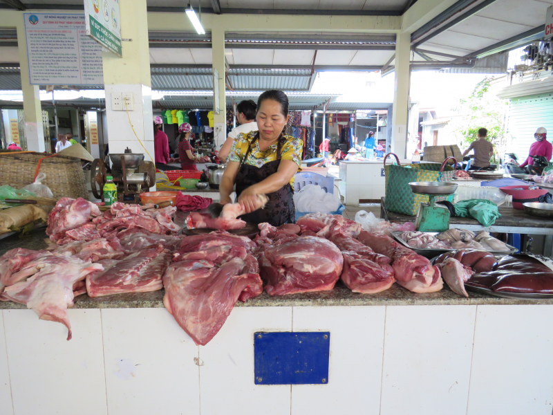 Quầy thịt lợn của chị Quyền tại chợ chiều xã Minh Tân, huyện Kiến Thụy. Ảnh: Vũ Đạt