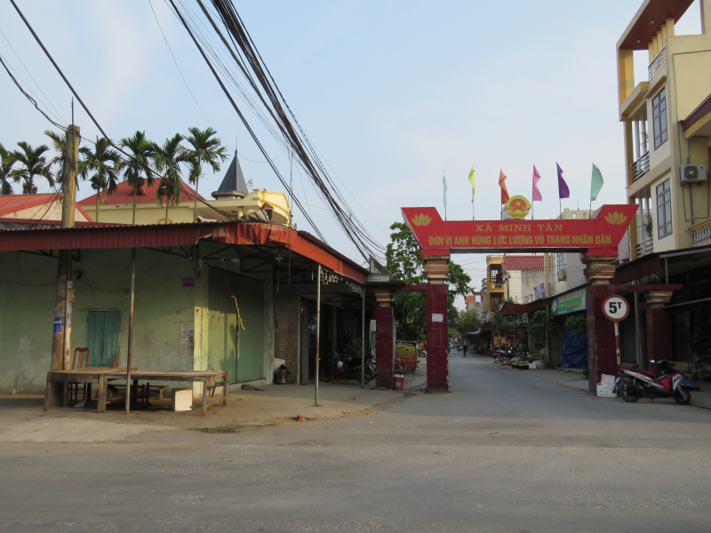 Sạp thịt chị Quyền bán buổi sáng ở bên trái ngay cổng chào xã Minh Tân. Ảnh: Vũ Đạt